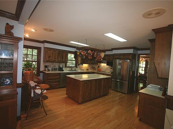 3rd image of 118 Kingspoint Dr
