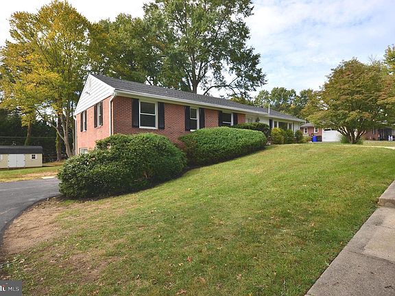 3rd image of 3914 Saint Johns Ln