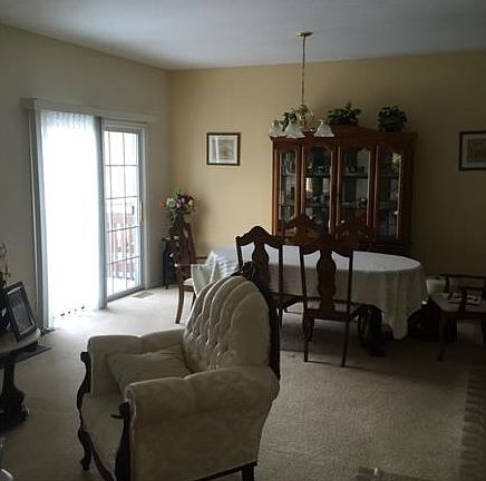 4th image of 11 E Burgess Dr