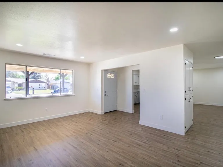 1435 S Salome St — Photo 4