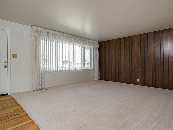 3rd image of 862 Sunset Dr