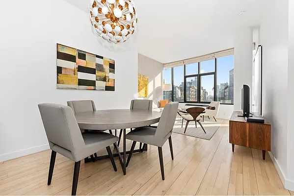 Sold by Sloane Square | media 2