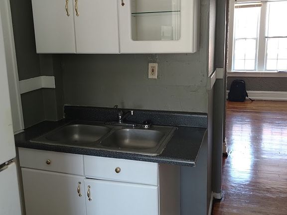 2nd image of 4221 Ellenwood Ave APT 204