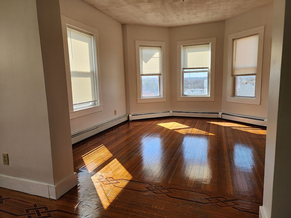 1st image of 13 Greenwood St Floor 3