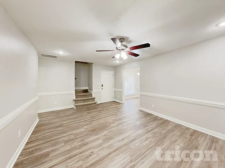 809 Valley Creek Dr — Photo 3