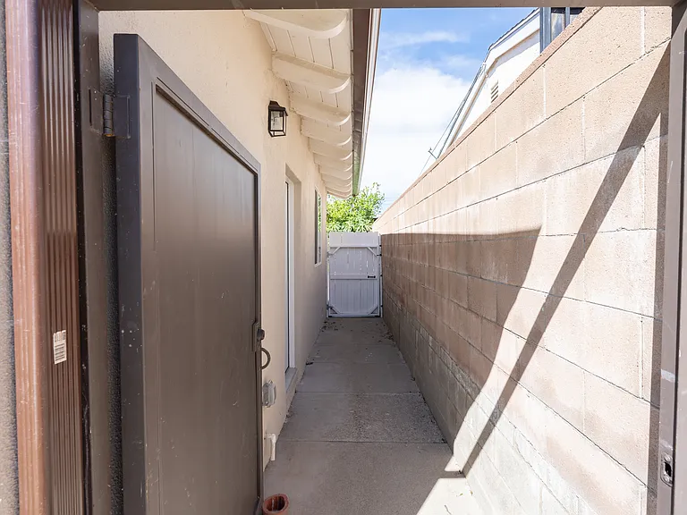 11009 Reseda Blvd — Photo 23