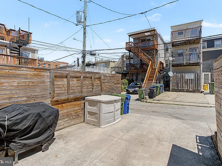 1303 Clarkson St — Photo 33