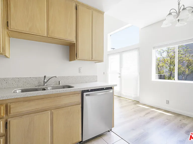 22705 Del Valle St #6 — Photo 10
