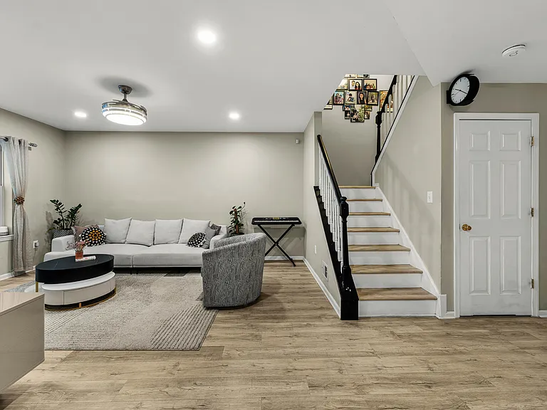8 Henry Ct — Photo 3