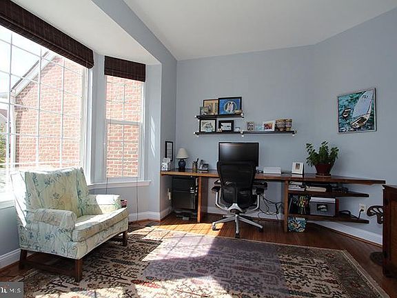 Beautiful off ice with bay window