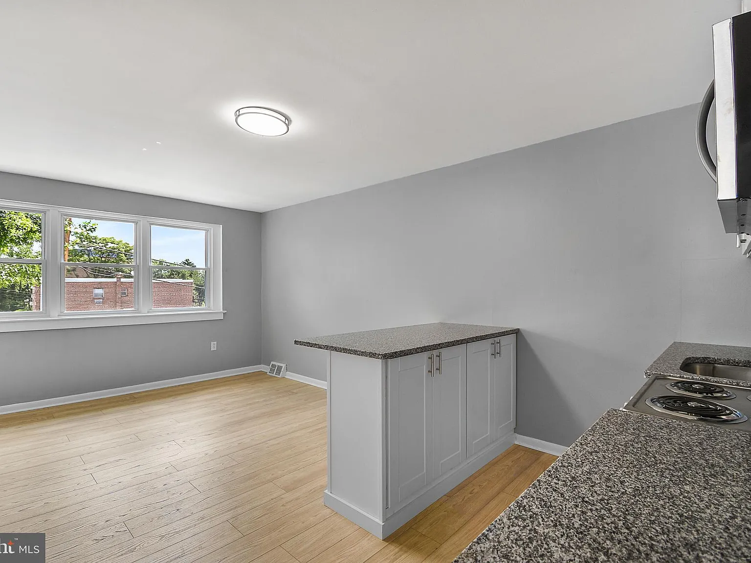 3 bed, 1.0 bath, 900 sqft, $2,145 — Photo 4