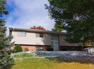 142 Crestview Dr, Burlington, IA 52601