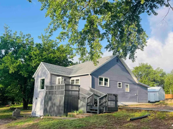 525 W 8th St, Chapman, KS 67431