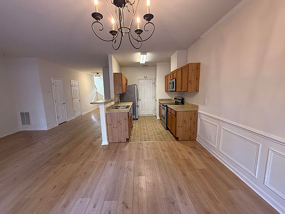 5th image of 608 Carlton Commons Ln