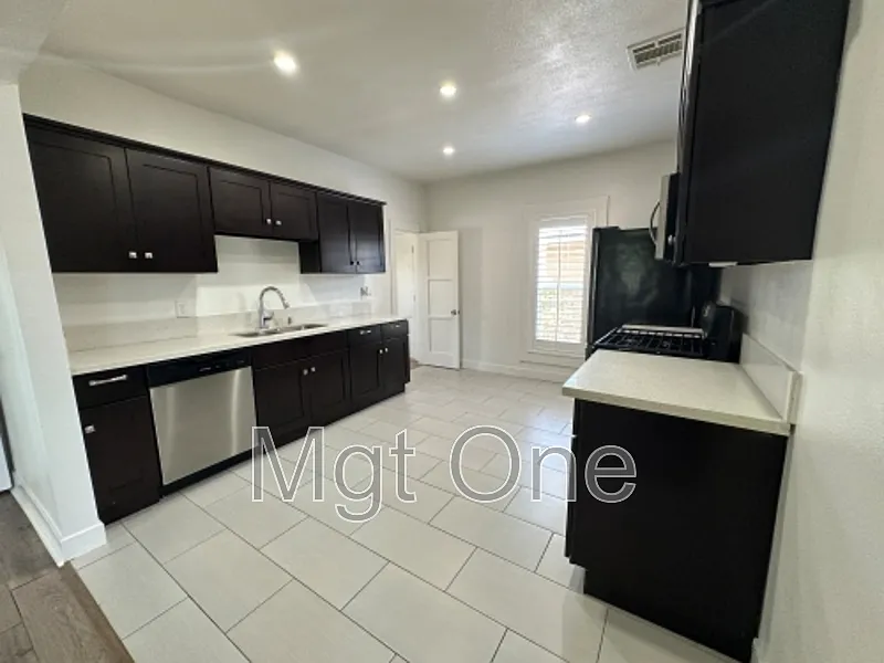 3 bed, 3.0 bath, 1675 sqft, $3,200 — Photo 2
