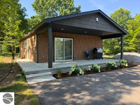 5933 Old Oak Trl SW, Fife Lake, MI 49633