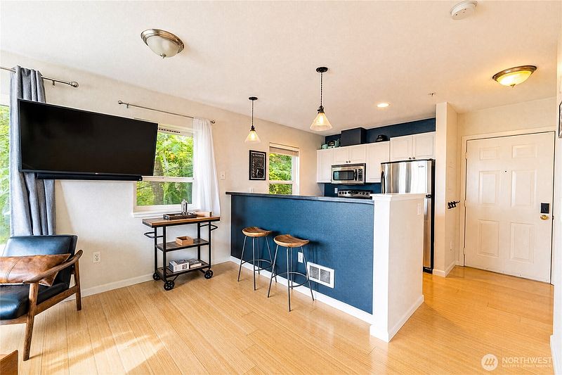 3rd image of 524 6th Avenue W #302