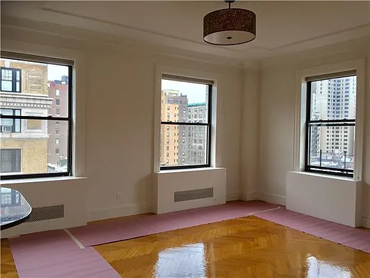 Rented by Siderow Residential Group | media 1