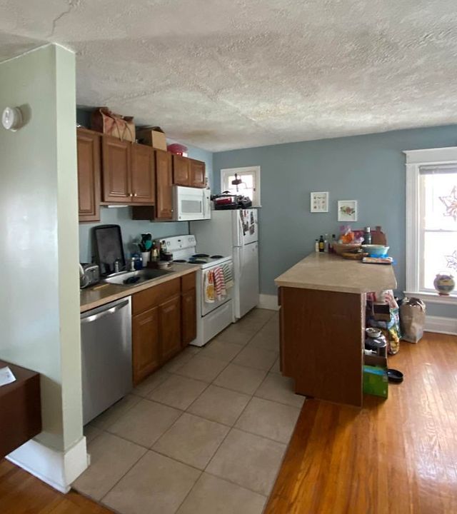 1st image of 206 Laburnam Cres #1