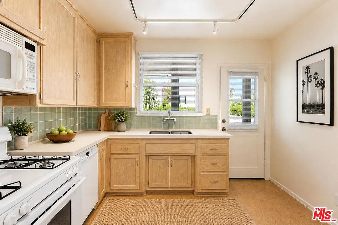 2 bed, 1.0 bath, 850 sqft, $3,800 — Photo 3