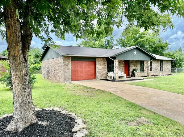 1705 S Muskogee Pl, Claremore, OK 74019
