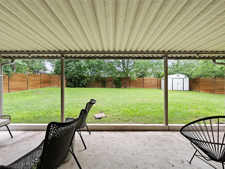 8704 Clarewood Dr — Photo 32