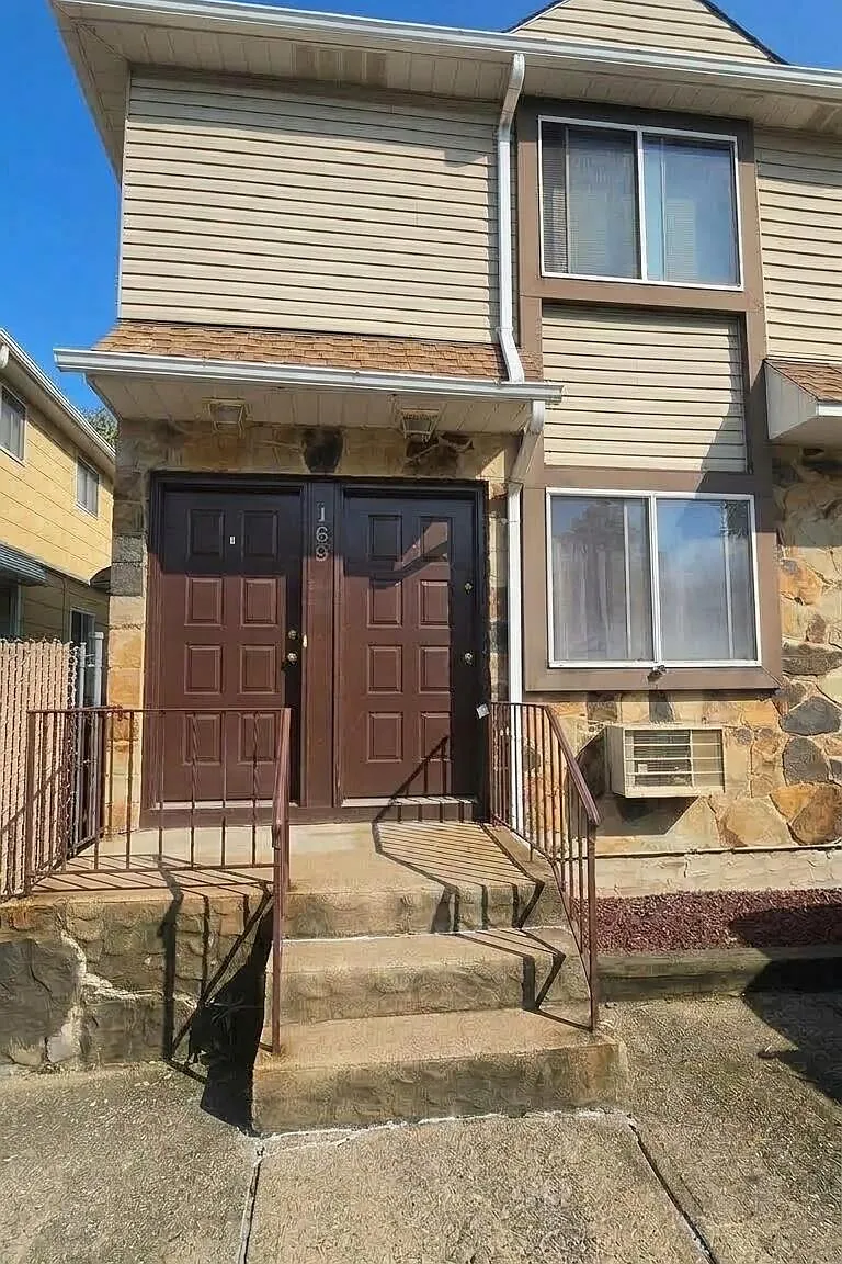 2 bed, 1.0 bath, 1800 sqft, $2,350 — Photo 1