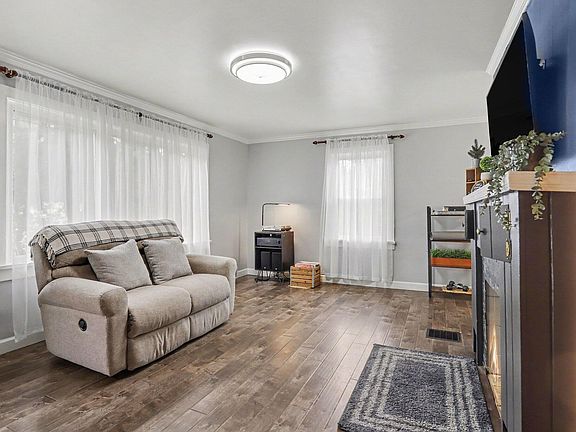 5th image of 109 Sunset Blvd W