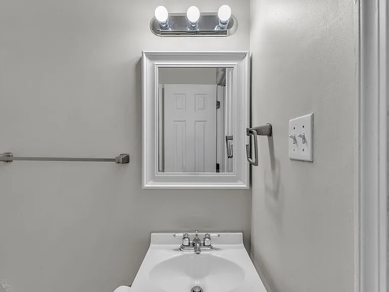1359 W 40th St — Photo 32