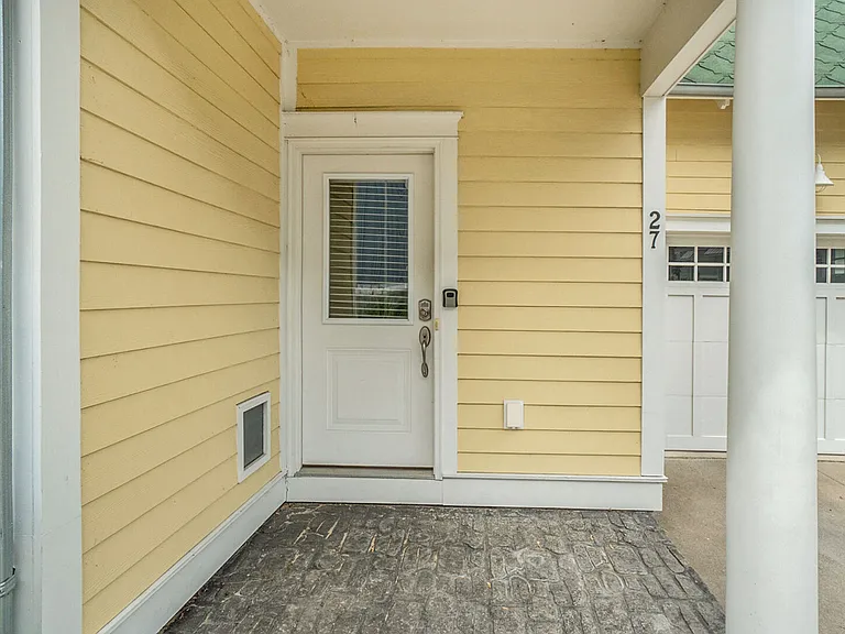 27 Howard Ave — Photo 6