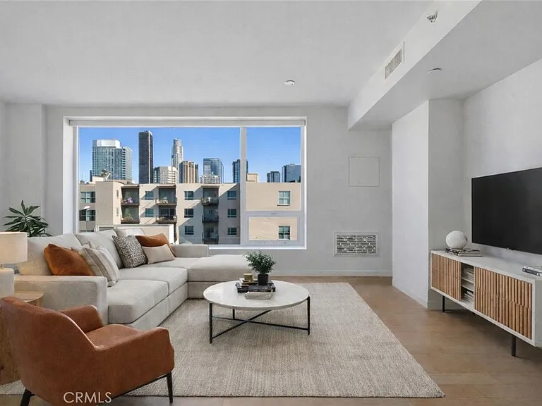 1050 S Grand Ave #708 — Photo 2