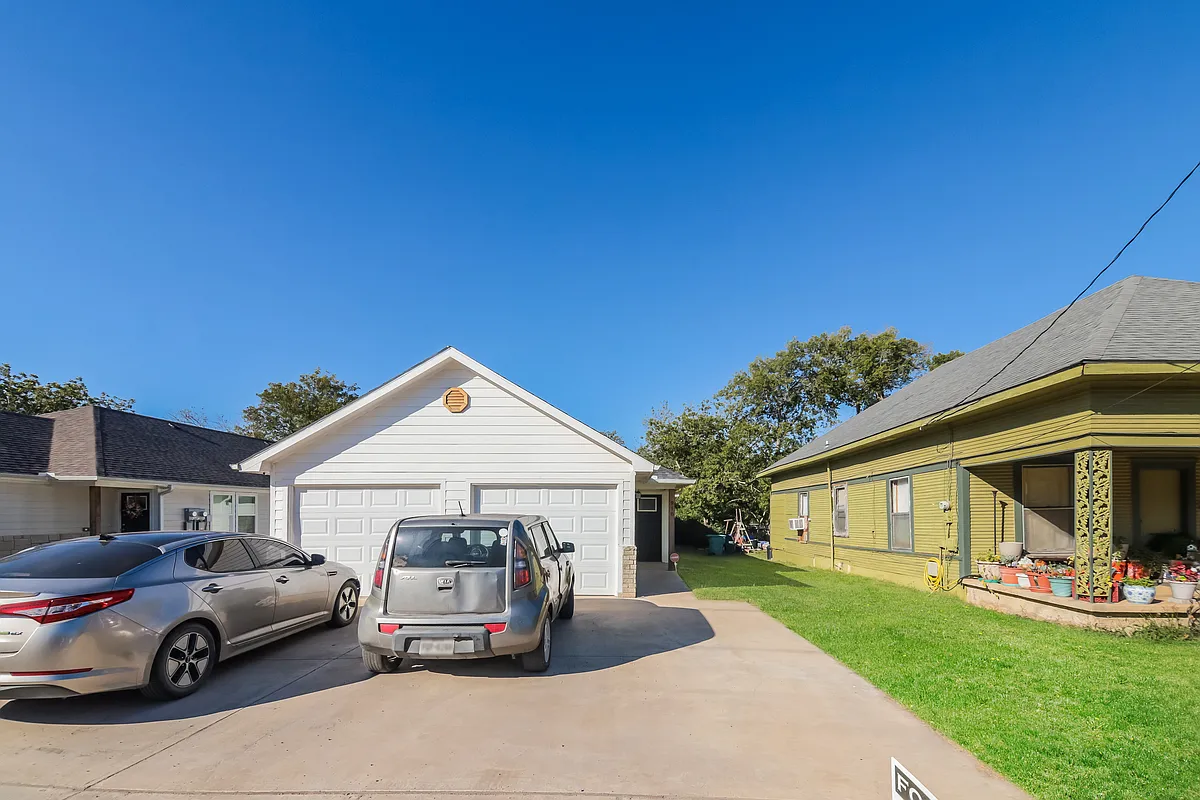 Building Photo - 916 N Throckmorton St