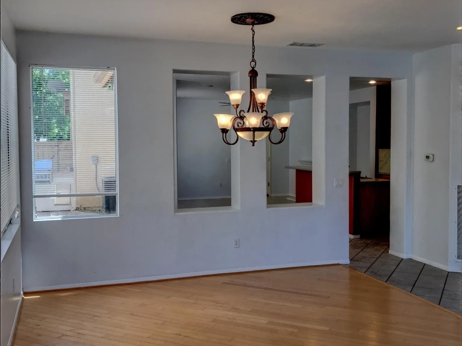 4 bed, 2023 sqft, $3,995 — Photo 3