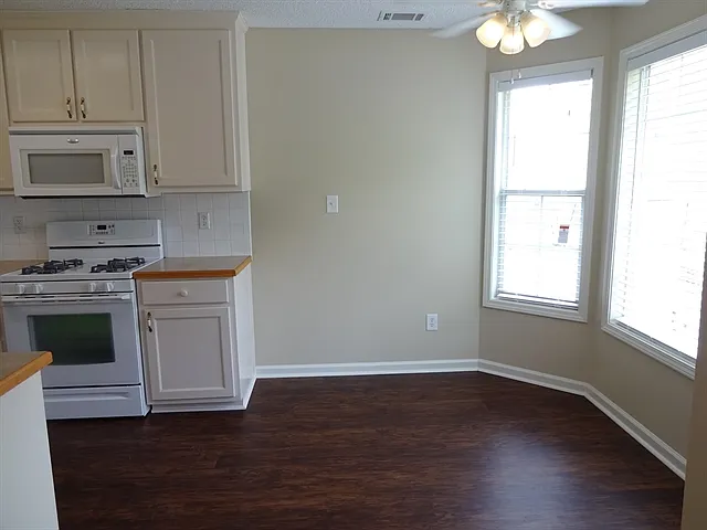 3 bed, 2.0 bath, 1856 sqft, $2,105 — Photo 3