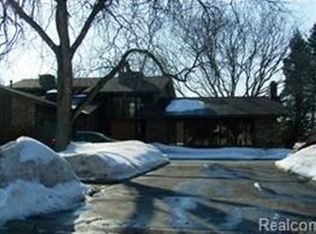 953 Great Oaks Blvd, Rochester Hills, MI 48307