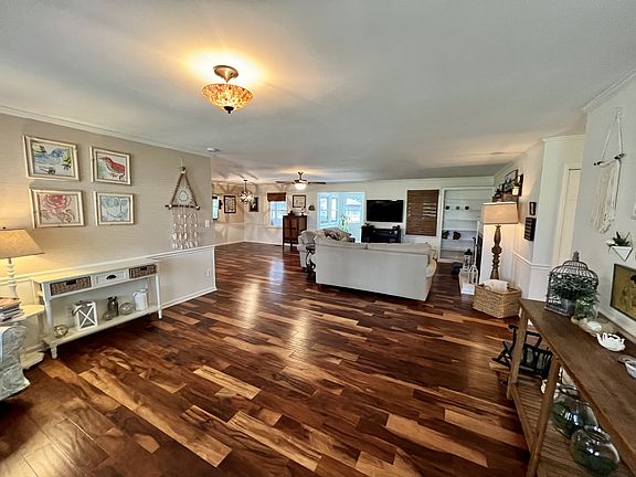 4th image of 374 Woodcrest Dr