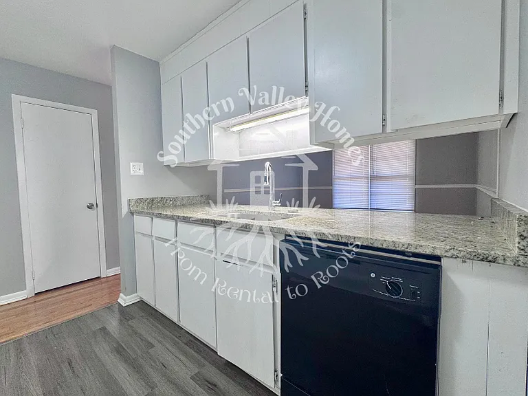 305 Sparta St — Photo 8