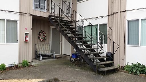 2nd image of 1418 E 2nd St APT 5