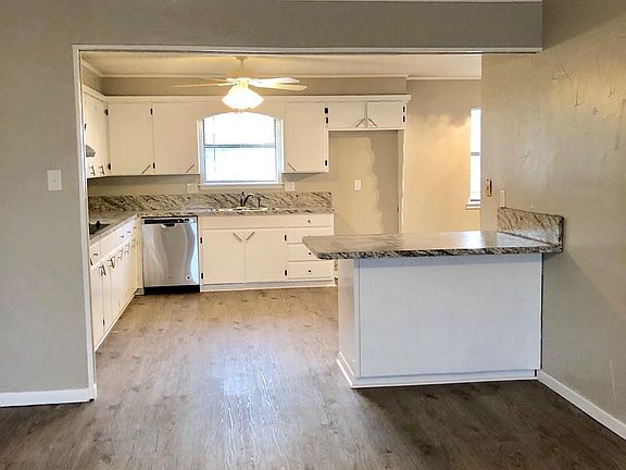 1421 Sheila - Living to Kitchen