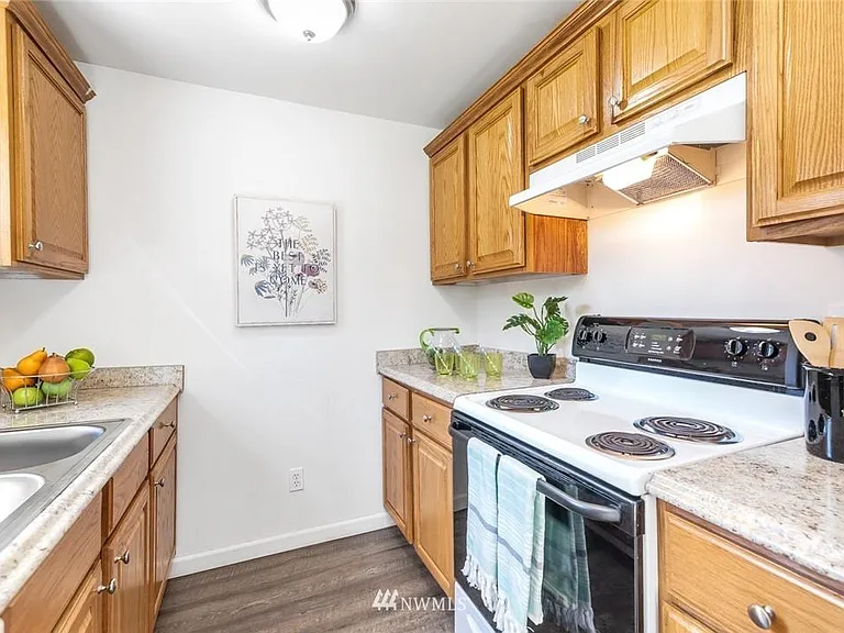 1744 N Rainier Ave — Photo 10