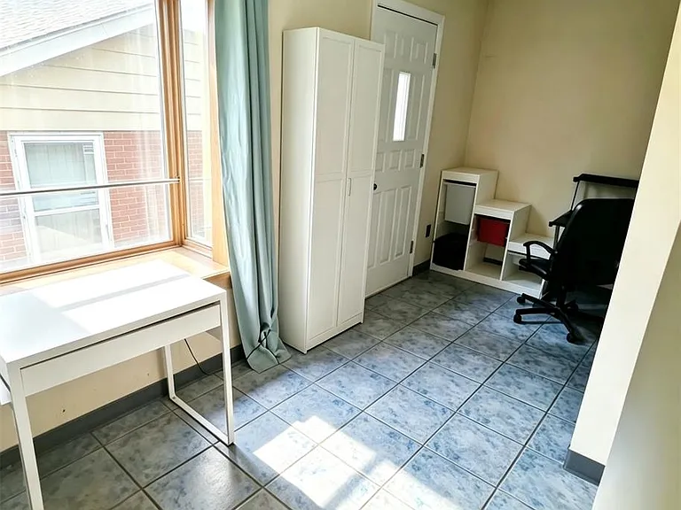 3016 Peter St — Photo 2
