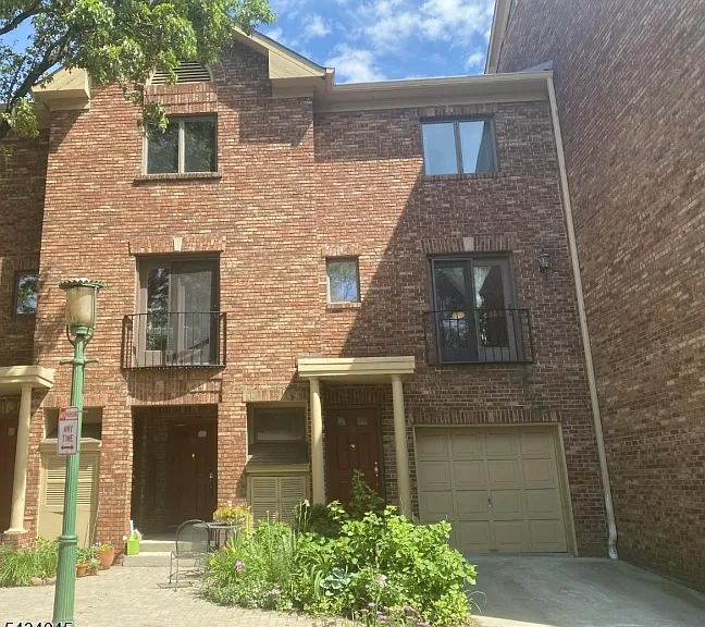 18 Mews Ln — Photo 1