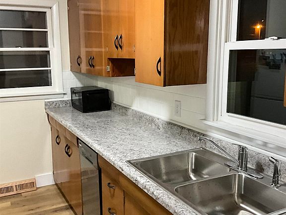 3rd image of 204 Larrabee St