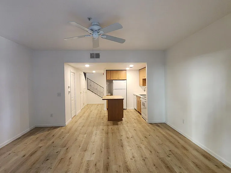 1033 S St #6 — Photo 12
