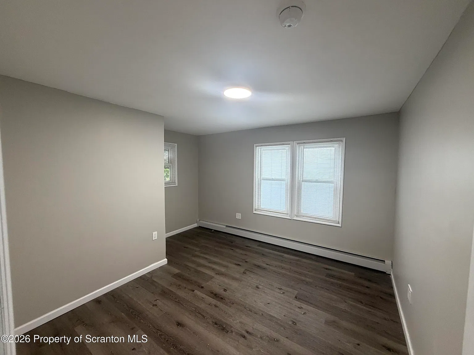 2 bed, 1.0 bath, 950 sqft, $1,300 — Photo 2