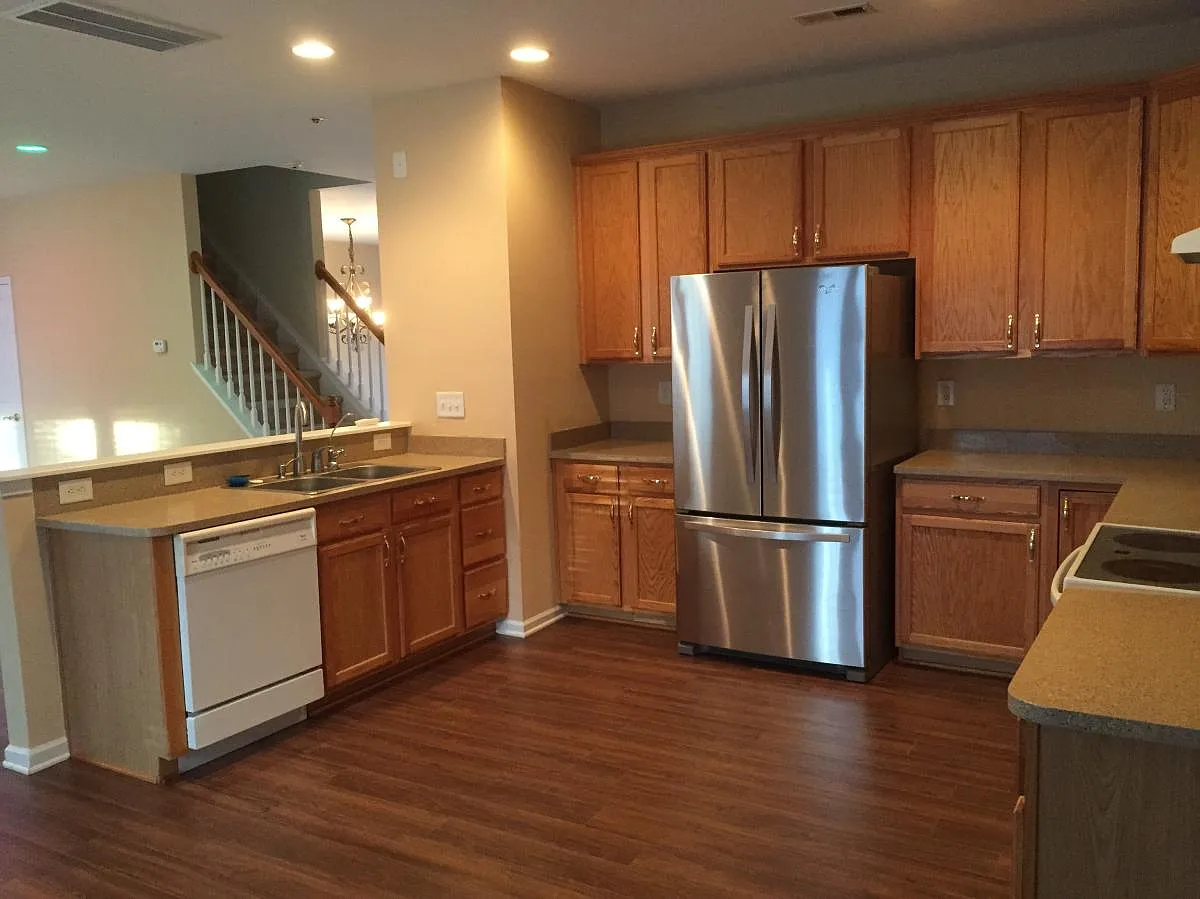 4 bed, 2.5 bath, 3096 sqft, $2,495 — Photo 3