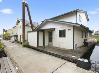 11694 N Island Cove Ln, Portland, OR 97217