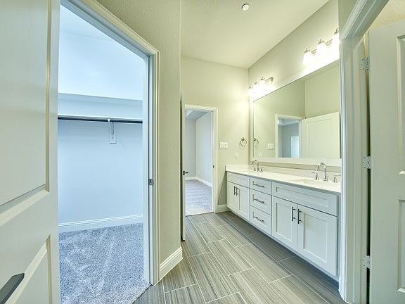 5th image of 300 Ferndale St