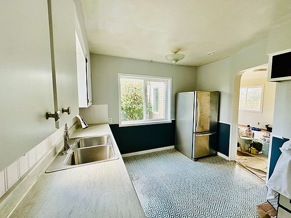 The kitchen has been completely updaed