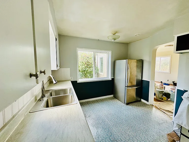 The kitchen has been completely updaed